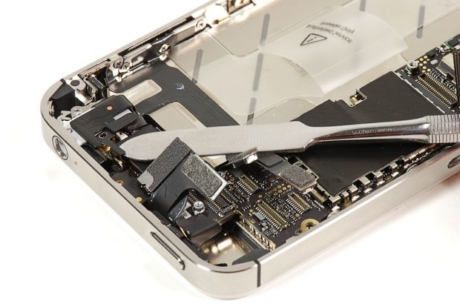 　iPhone 4Sの分解作業で最も厄介だったことの1つは、本体内側にある非常に小さなクリップやスペーサー、クッションを取り除くことだった。