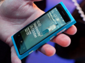 フォトレポート：ノキア初のWindows Phone端末「Lumia 800」と「Lumia 710」