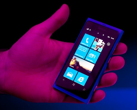 　NokiaのWindows Phone搭載機の旗艦モデルとなる「Lumia 800」は、11月に欧州において420ユーロで発売の予定だ。同社は米国時間10月26日、Lumia 800とその姉妹機でローエンドモデルの「Lumia 710」をロンドンで開催のNokia Worldで発表した。ここでは、両端末を画像で紹介する。
