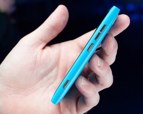 　Nokia Lumia 800の形状は、先端部に近くなるに従って薄くなるという同社端末の特徴を継承している。