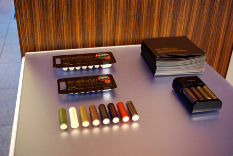　10月25日に発表されたばかりの限定モデル第3弾「eneloop tones chocolat（エネループ トーンズ ショコラ）」。11月14日（急速充電器セットは2012年1月）の発売前に実物を見られる。