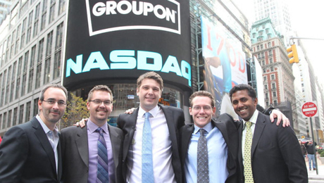 取引初日にNASDAQ前で写真に収まるGroupon経営陣