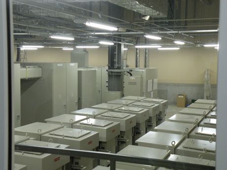 　北海道電力から受電している「特高電気室」。将来の拡張を見込み敷地全体（8棟）分の容量をもった大型の変圧器を収容している。