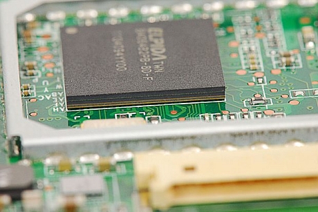 　RAMチップの下には、Texas Instrumentsの1.0GHzデュアルコア「4430 OMAP」アプリケーションプロセッサが配置されている。