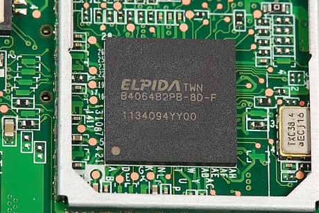 　エルピーダメモリの512Mバイト「B4064B2PB-8D-F」RAMチップ。