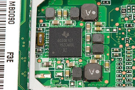 　Texas Instrumentsの「TWL6030」完全統合型パワーマネージメントIC（「6030B107 19ZCMX9L」）。