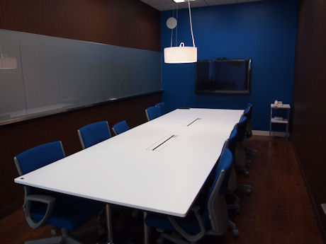 　ほかの会議室の様子も紹介しよう。それぞれコンセプトとなるカラーを決め、壁やイスを選んでいるという。こちらはブルーを基調にした部屋。
