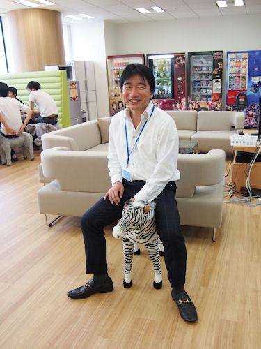 　ふと見ると、真田社長が動物にまたがっている。実はこれ、動物型のイスだそうだ。