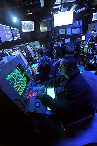 　より広い範囲が写っているEnterpriseの空母航空管制センターの写真。撮影は2011年5月で、Enterpriseはこのとき、アラビア海から不朽の自由作戦に関連する近接航空支援任務を実行していた。