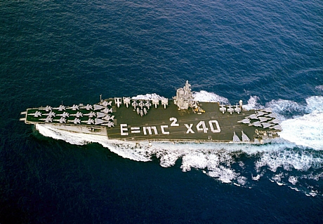 　2001年11月、Enterpriseが就役40周年を迎えて、不朽の自由作戦を支援する任務から戻る途中、同空母の米海軍兵たちが、原子力に関連するEinsteinの有名な公式を人文字で表現した。Enterpriseには8基の原子炉が搭載されており、4つのプロペラシャフトを駆動するために2基同士が接続されている。Enterpriseの設計と建造に関する米海軍の宣伝資料には、次のように書かれている。「これは勇気のいる取り組みだった。2基の原子炉をつないで利用した事例はそれまでなかったからだ。そうした理由から、エンジニアはEnterpriseの推進システムの計画に着手したとき、どのように機能するのか確信を持っていなかった。自分たちの理論どおりに機能するのかさえはっきり分かっていなかった」