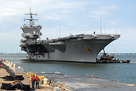 　Enterpriseの母港は、この写真のバージニア州ノーフォークだ。Enterprise（米海軍の艦種分類番号は「CVN-65」）は全長約1100フィート（約335.3m）で、世界最長の海軍艦船と言われている。排水量は満載で約90t、航行速度は30ノット（時速約55.5km）以上だ。
