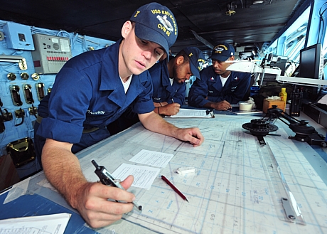 　前の写真と同じ航海で、Enterpriseの航路を海図に記す操舵手。