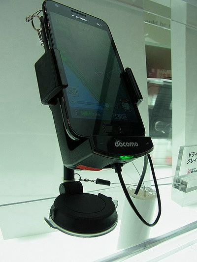 　ドコモ ドライブネット対応のスマートフォン専用クレイドル「ドライブネットクレイドル 01」。