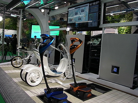 ヤマハ発動機と共同で開発を進めている次世代モビリティ「つながるバイク」のコンセプトとして、電動スクーターと電動アシスト自転車を展示している。