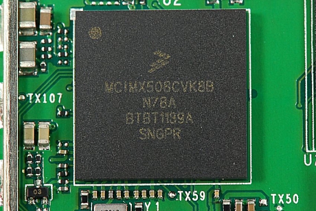 　ARMの800MHzの「Cortex-A8」と電子ペーパーディスプレイコントローラを統合した、Freescale Semiconductor製マルチメディアアプリケーションプロセッサ「i.MX508」（MCIMX508CVK8B）。