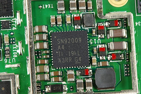 　Texas Instrumentsの「SN92009」電源管理IC（「SN92009 A4 TI 19IL A3RR G4」）。
