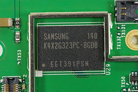 　サムスンの「K4X2G323PC-8GD8」DDR SDRAM。