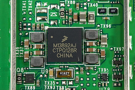 　Freescale Semiconductorの「MC13892」電源管理IC（「M1382AJ CTPQ128R」）。