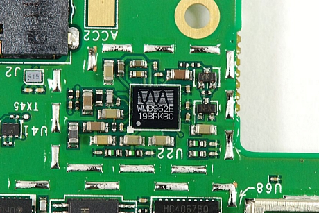 　Wolfson Microelectronicsの「WM8962」オーディオコーデック（「WM8962E 19BRKBC」）。