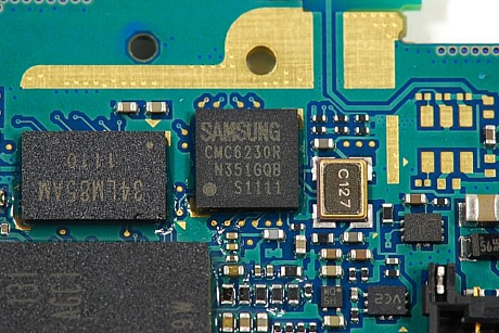 　サムスンの「CMC6230R」LCDドライバ。