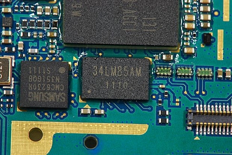　このチップ（「34LM85AM 1110」という印字）が何なのか確信が持てない。マザーボード上に明確に印字されたNVIDIAチップがないので、これは1GHzのデュアルコア「NVIDIA Tegra 2 T250S」アプリケーションプロセッサかもしれない。