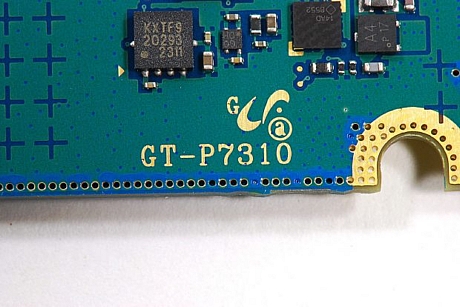 　GALAXY Tab 8.9のマザーボードには同デバイスの型番（「GT-P7310」）が印字されている。