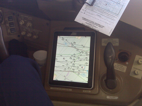 American Airlines（AA）のパイロットを対象にすべてのフライトフェーズにおける「iPad」の使用をFAAが承認。