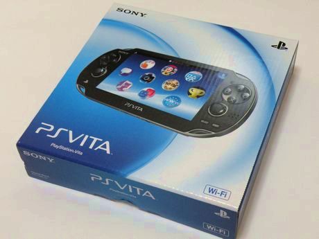　ソニー・コンピュータエンタテインメントの次世代携帯ゲーム機「PlayStation Vita」（PS Vita）が12月17日に発売された。傾きや動きを検出するモーションセンサーを搭載するほか、前面のタッチスクリーンと、背面のタッチパッドを組み合わせることで「つかむ」「ひっぱる」といった、これまでのゲーム機にはない遊び方ができるのが特長だ。またデータ通信は、Wi-Fiに加えNTTドコモの3G回線にも対応している。

　早速Wi-Fiモデルを手に入れたので、「開封の儀」をお届けする。まずは外箱から見てみよう。プレイステーションポータブル（PSP）では長方形の箱だったが、PS Vitaでは正方形の箱となっている。厚さはPSPの箱よりも薄い。