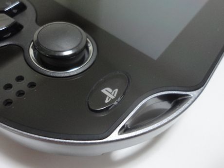 　PSPでは十字キーの下にアナログパッドを搭載していたが、PS Vitaでは左右にデュアルアナログスティックを搭載している。左のアナログスティックの下にはホーム画面に戻ることができる「PSボタン」を搭載。
