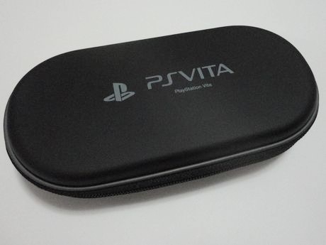 こちらはPS Vitaの収納ケース。HORI製だがプレイステーションのオフィシャル製品となっている。
