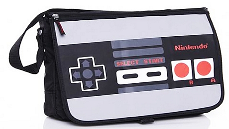 NESコントローラ柄メッセンジャーバッグ

　「Nintendo Entertainment System」（NES）のコントローラは誰しもなじみのある定番的アイコンだ。このメッセンジャーバッグは、筆者の（やや）ギークがかったウィッシュリストにしばらくあがっていた。

　鞄の表側はNESコントローラが大きく描かれていて、裏返すとコントローラ模様が連続でプリントされている。レトロゲームファンにはうれしい。