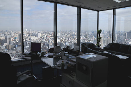 　会長の席は社内でもっとも景色がよいそうで、東京の北半分が一望できる。遠くにはサンシャイン60や東京スカイツリーも見える。