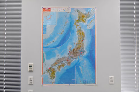 　役員席の後ろには日本地図があり、セプテーニの拠点がある都市にピンが立てられている。47都道府県に拠点を設けることを目標にしており、その達成度を皆で共有しているという。