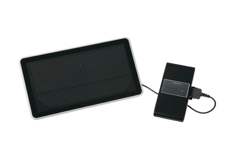 　「いざという時」のために、太陽光発電も大きく脚光を浴びた。家庭用の太陽光発電への注目が高まるとともに、手元で確認できるコンパクトタイプの認知も進んだ。

　こちらは、NTTドコモから2月に発売されたソーラー充電器「FOMA ecoソーラーパネル 01」。FOMA端末用充電コネクタを備え、「FOMA補助充電アダプタ01/02/03」またはFOMA903i/703i以降のFOMA端末に対応するとしている。快晴ならば、約4～5時間で携帯電話が満充電になるという。