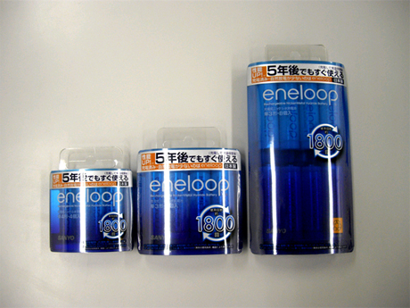 　今や充電池の代名詞的存在になりつつある三洋電機の「eneloop」。2011年は、リニューアルやラインアップの拡充など新たな展開を見せた。

　写真は11月に発売された新「eneloop」。自然放電抑制性能を向上させ、5年後でも約70％のエネルギーを維持できるという。エネルギーの残存率も1年後で90％、3年後で80％、5年後で70％を保持する長寿命化設計となった。