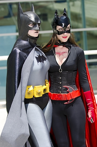 　バッと華麗に登場したセクシーガールズ。

　サンディエゴで開催された「Comic-Con International 2011」にて。