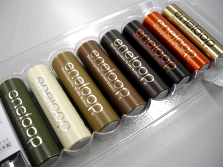 　2011年で第3弾となるeneloopの限定デザインモデル「eneloop tones chocolat（エネループ トーンズ ショコラ）」。シャンパンやカフェモカ、ブランなどチョコレートカラーの8個セットになる。充電池には5年後でも約70％のエネルギーを維持できるという最新のeneloopを採用。単3形、単4形のほか、急速充電器セットも発売された。