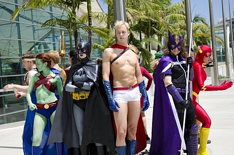　セクシーなコスプレ姿で中央に立つには、ちょっとした自信が要るはずだ。

　サンディエゴで開催された「Comic-Con International 2011」にて。