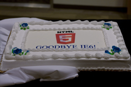米国におけるIE6利用率が1％を下回ったことを発表したHacker News Seattle Meet-upに登場したケーキ