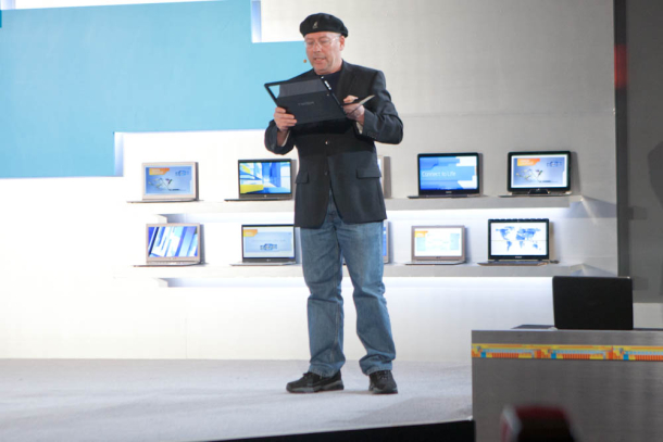 IntelのPC部門を率いるMooly Eden氏はCESでの記者会見において、トランスペアレントなタッチスクリーンとキーボードを搭載するコンセプトウルトラブックを披露した。