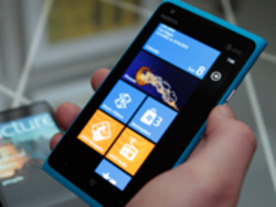 ノキア、「Windows Phone」搭載の新端末「Lumia 900」を発表
