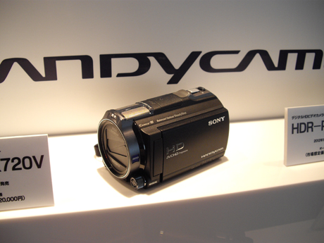 　2Dモデルのハイエンド機HDR-CX720V。店頭想定価格は12万円前後。