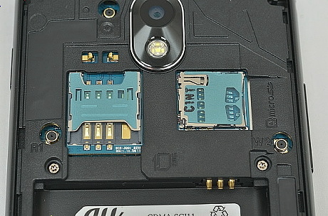 通常サイズのSIMカードスロットと、microSDカードスロット

