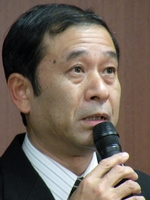 説明するNTTドコモの取締役常務執行役員である岩崎文夫氏