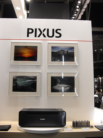 　6月発売予定の12色プロフェッショナルモデルのプリンタ「PIXUS PRO-1」。12色インクやプリント見本が数多く見られる。
