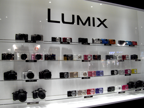 　パナソニックブースでは、デジタルカメラ「LUMIX」をズラリと展示。