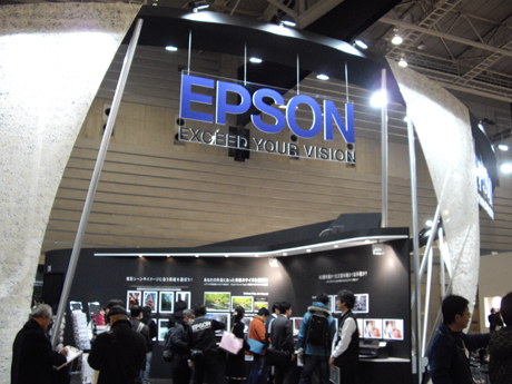 　数多くの写真プリントが展示されたエプソンブース。