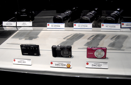 　1月に発表された二眼式3Dデジタルカメラ「LUMIX DMC-3D1」を含む、3Dカメラを集めたコーナー。コンパクトデジタルカメラ、ビデオカメラ、デジタル一眼カメラなどが並んだ。