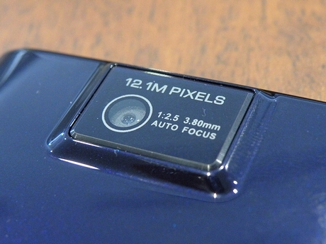 　裏面照射型CMOSセンサーを採用した約1210万画素のカメラを搭載。