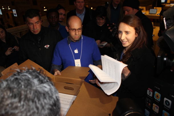 マンハッタンのグランドセントラル駅にあるApple Storeで、署名の入った箱を店員に渡すChange.orgのメンバー